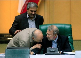 بوسه جنجالی صالحی بر بازوی علی لاریجانی!