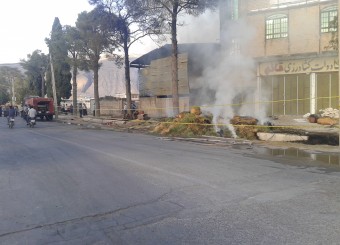آتش سوزی در انبار علوفه در فیروزآباد پس از هفت ساعت مهار شد