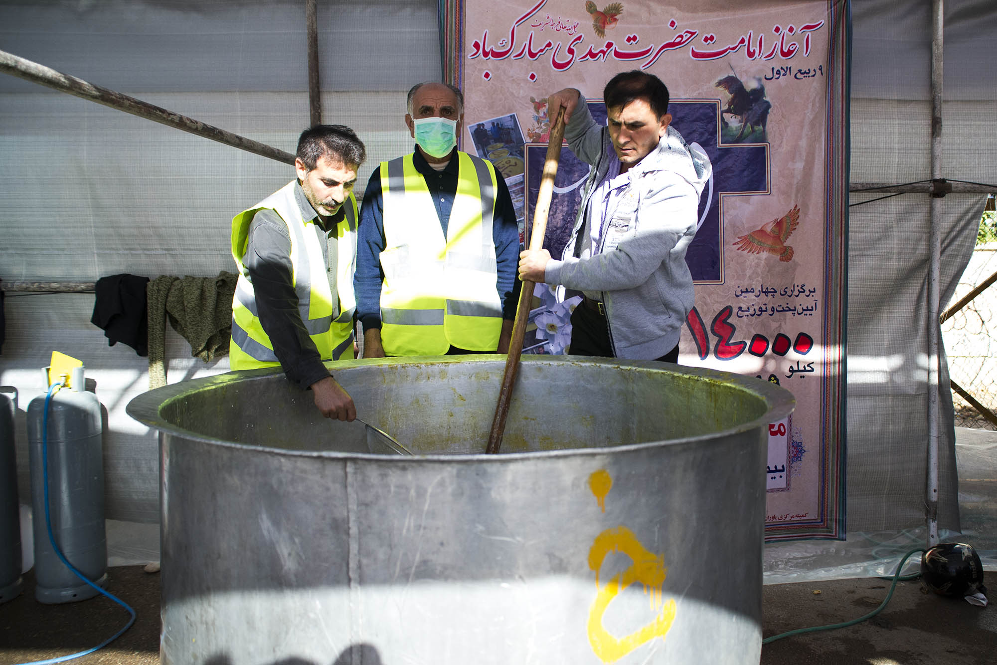 طبخ و توزیع 14 تن حلوا زرد در شیراز