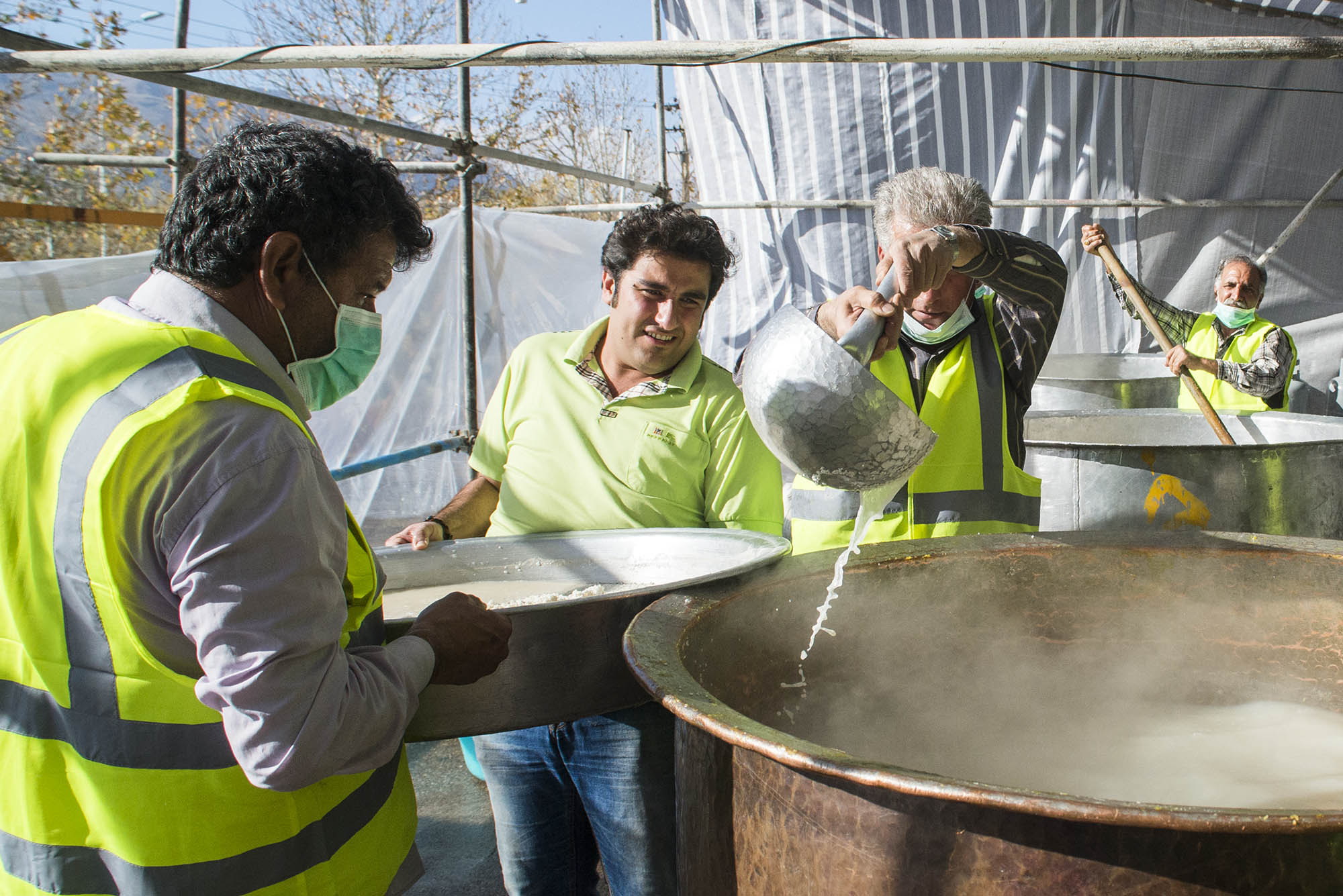 طبخ و توزیع 14 تن حلوا زرد در شیراز
