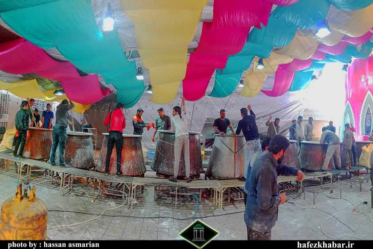 پخت دوتن سمنو در مسجدالرقیه شیراز در دوازدهمین سال اجرای آن