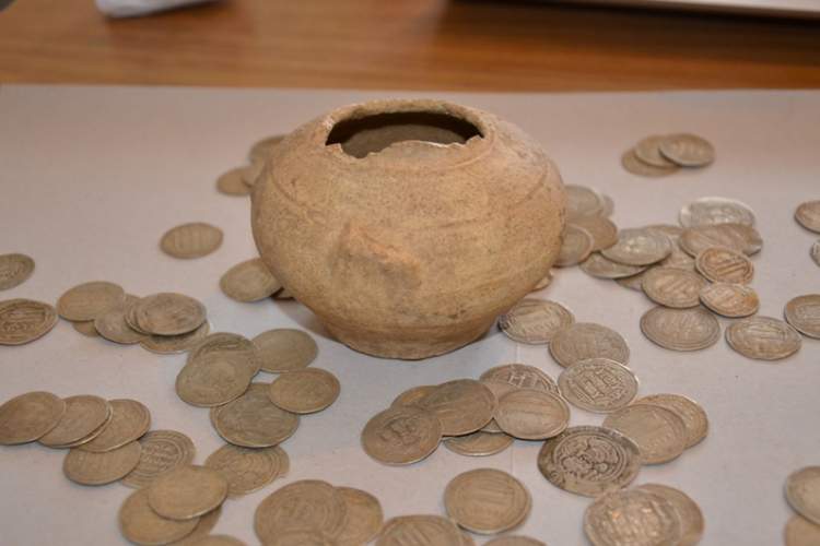 کشف 727 قطعه سکه تاريخي در لامرد/ احتكار 151 تن برنج در شیراز/ كشف 240 كيلو ترياك در فارس