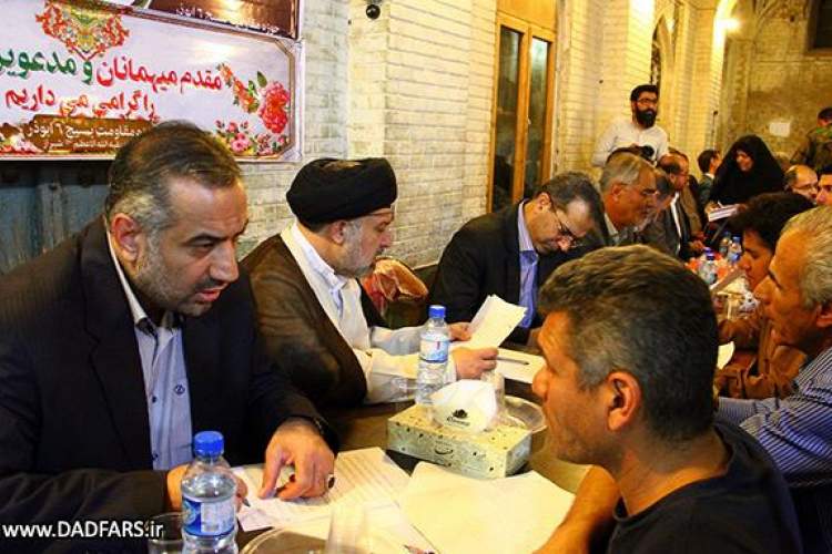رئیس کل دادگستری فارس در مسجد مشیر به استماع مشکلات و بررسی پرونده های قضایی مراجعین  پرداخت