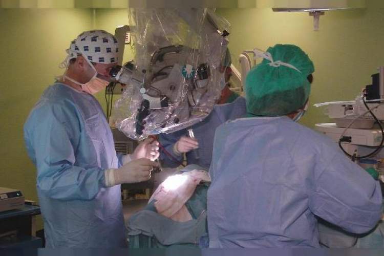 نصب میکروسکوپ فوق پیشرفته جراحی در بیمارستان حضرت ولی عصر (عج) لامرد