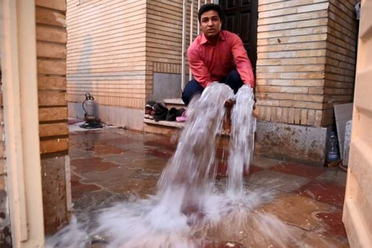 شکستگی لوله علت انباشت آب در منازل شهرک بهشتی شیراز