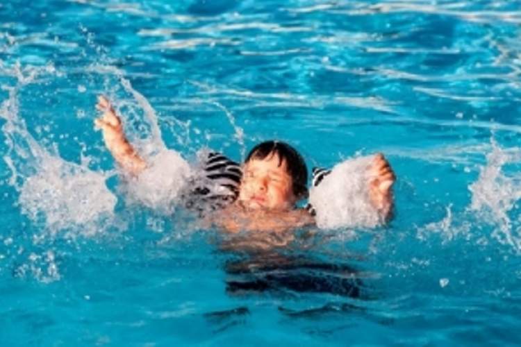 غرق شدن پسر بچه 7 ساله در استخر