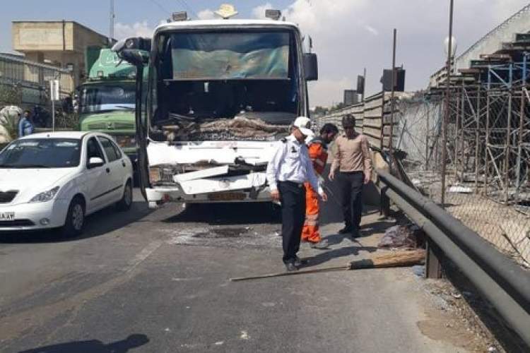 27 نفر مصدوم در تصادف تریلر با اتوبوس در شیراز