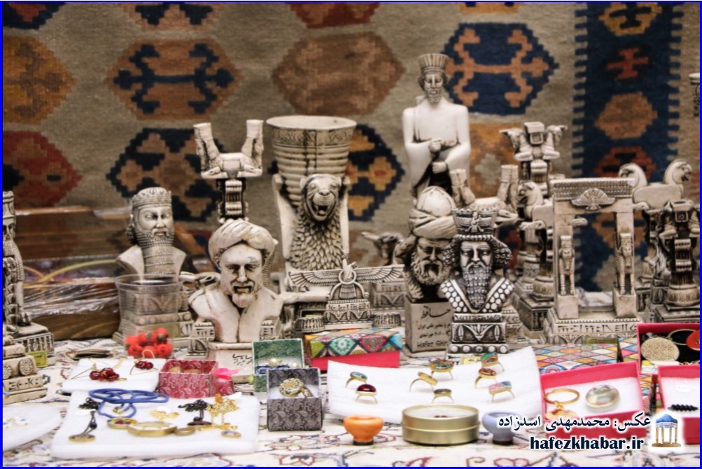 گزارش بازدید مدیرکل از نمایشگاه فرهنگی و هنری جهاد دانشگاهی شیراز