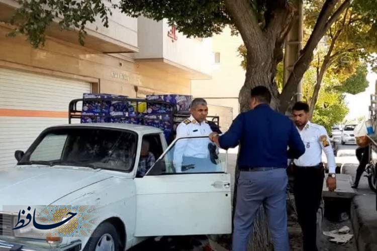 تلاش شهرداری شیراز برای برخورد با سد معبر وانت‌بار فروشان