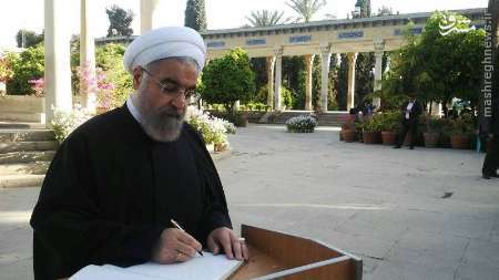 رئیس جمهور روحانی در آرامگاه حافظ شیرازی  <img src="/images/picture_icon.gif" width="16" height="13" border="0" align="top">