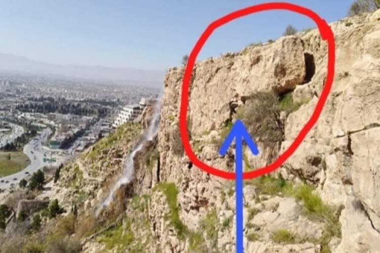 سنگ ۷۰ تُنی بالای آرامگاه خواجوی کرمانی تخریب می‌شود