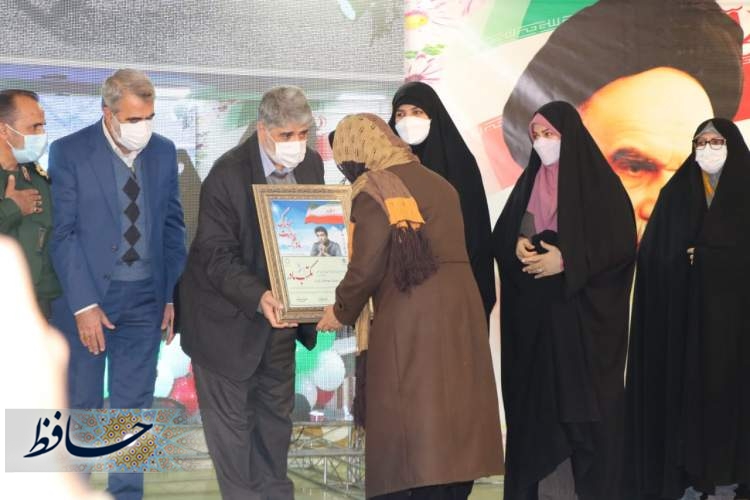 تجلیل شهرداری منطقه دو شیراز از خانواده معزز شهدا