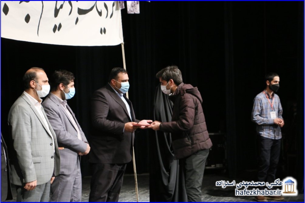 اکران فیلم مستند بلوار اتحاد و رونمایی از کتاب اطلس انقلاب اسلامی در شیراز