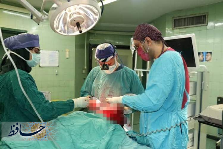 جراحی اصلاح پیشانی برجسته با جابجایی دیواره های سینوس فرونتال در بیمارستان نمازی انجام شد