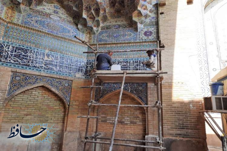 مرمت بخشی از کاشی‌کاری‌های معرق سردر دروازه امام مسجد عتیق