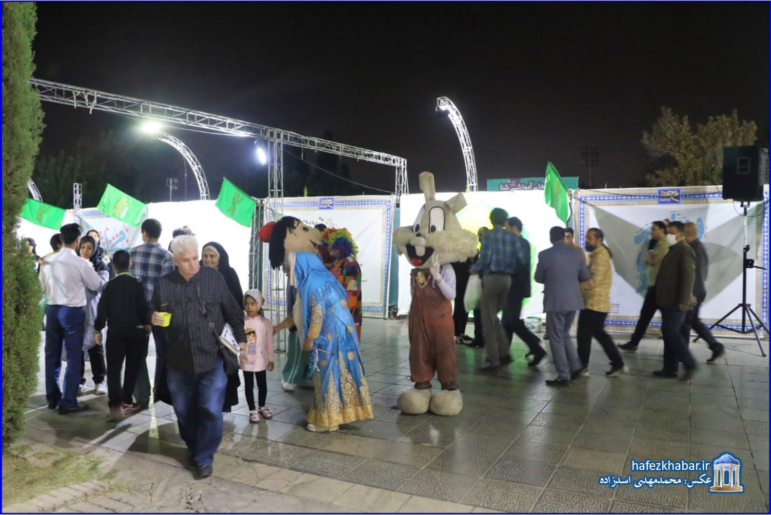 در پاسداشت هفته وحدت و هفته بزرگداشت حافظ؛ گشایش نمایشگاه هنرهای تجسمی آستان جانان/ عکس: محمدمهدی اسدزاده