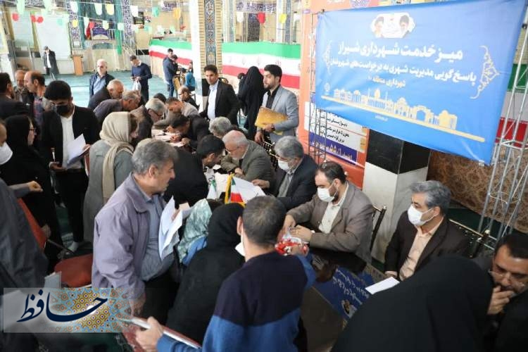 برپایی میز خدمت شهرداری شیراز در مصلی نماز جمعه شهرک‌های شمال غرب 