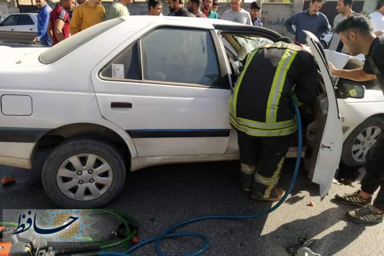 نجات فرد گرفتار در خودرو توسط آتش نشانان