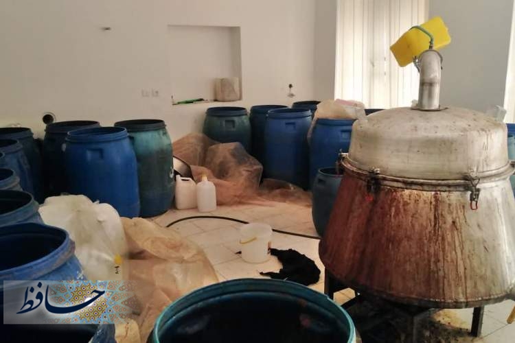 کشف کارگاه تولیدی  ۳۰۰۰ لیتر مشروبات الکلی در منطقه شرق شیراز