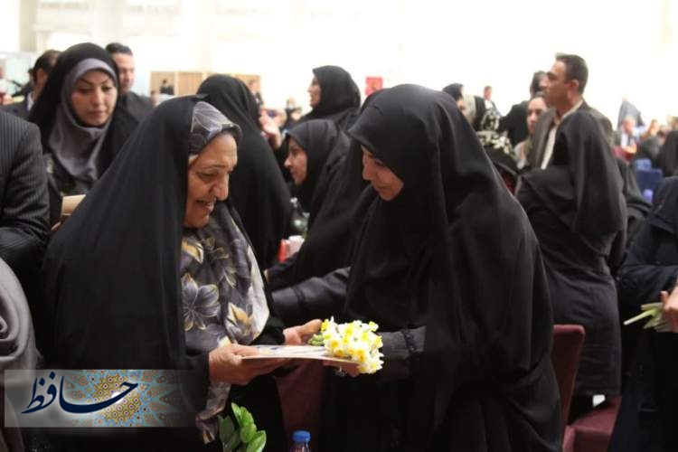 ادای احترام مدیریت شهری به مادران فرزندان شاهد شاغل در شهرداری شیراز  