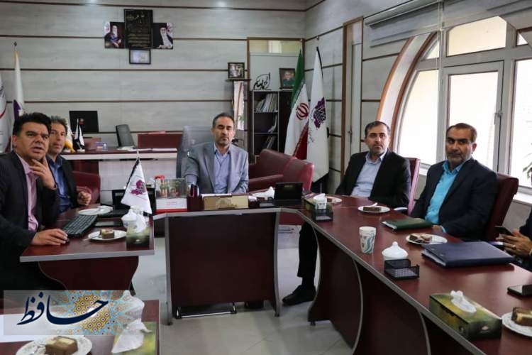 مجلس در کنار صنعت فارس ایستاده است